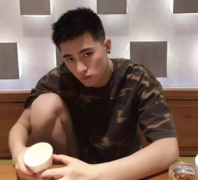 对这种眉清目秀,唇红齿白的小狼狗,你的抵抗力还好吗