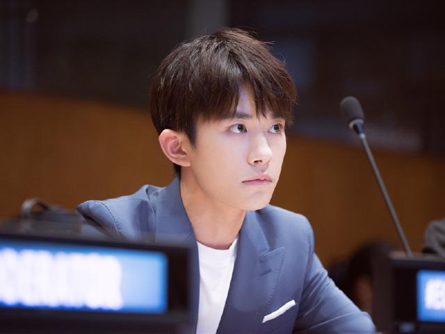 易烊千玺真会玩,两套造型都搭配西装,风格却差这么多!