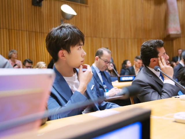 易烊千玺真会玩,两套造型都搭配西装,风格却差这么多!