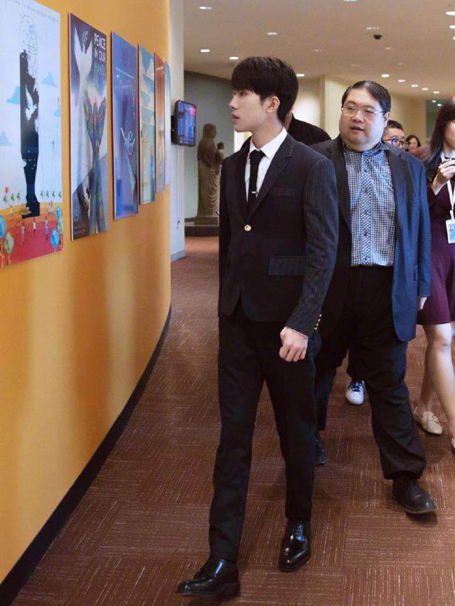 易烊千玺真会玩,两套造型都搭配西装,风格却差这么多!