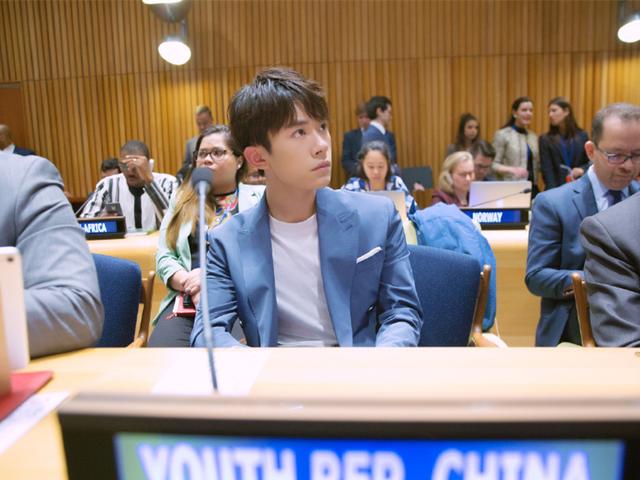 易烊千玺真会玩,两套造型都搭配西装,风格却差这么多!