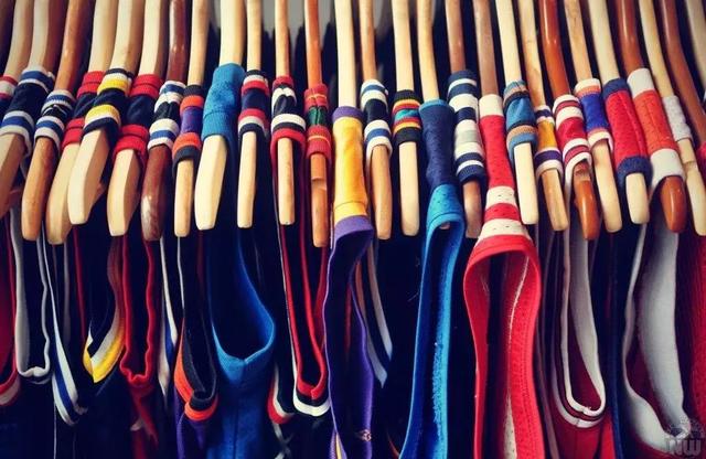 打了几十年球,你才告诉我「球衣」还可以这样穿搭上街?