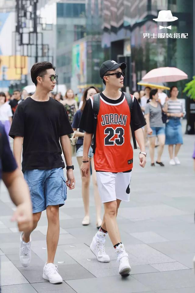 打了几十年球,你才告诉我「球衣」还可以这样穿搭上街?