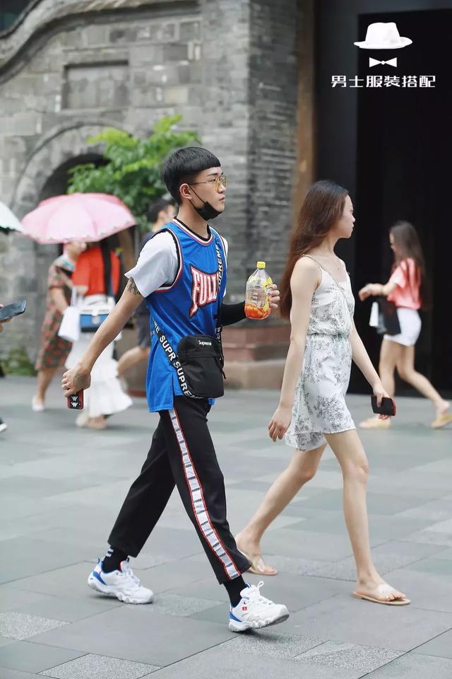 打了几十年球,你才告诉我「球衣」还可以这样穿搭上街?