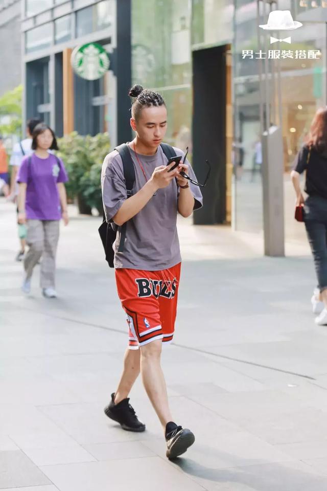 打了几十年球,你才告诉我「球衣」还可以这样穿搭上街?