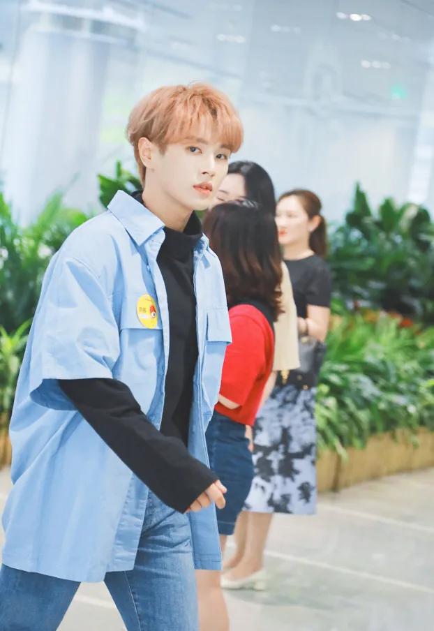 UNINE活动照太帅,李振宁白衣粉发甜心坎,管栎糖果衫真清春