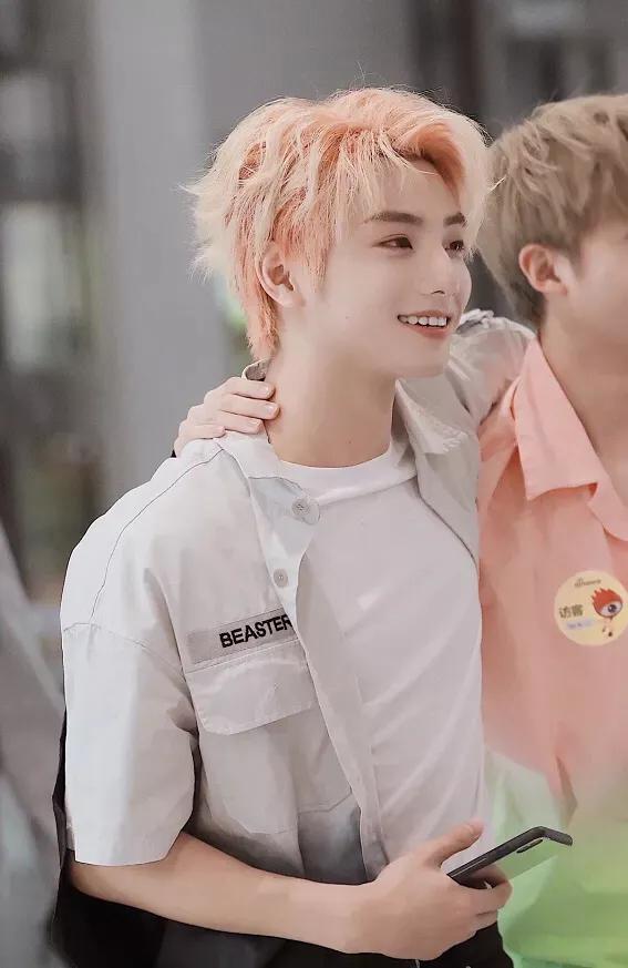 UNINE活动照太帅,李振宁白衣粉发甜心坎,管栎糖果衫真清春