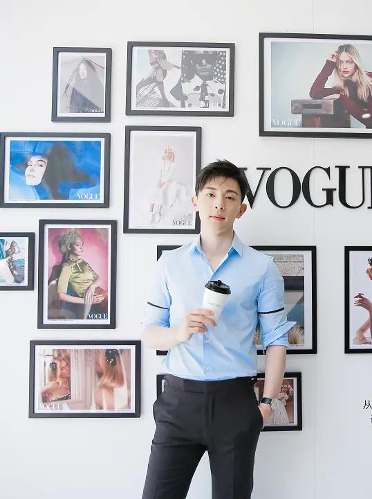 邓伦不停散发魅力!穿蓝衬衫清爽如少年,胸肌若隐若现实在太撩人