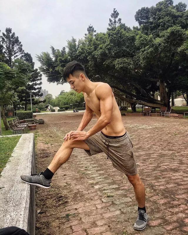 台大体育生校草,满屏荷尔蒙公狗腰吸睛撩粉