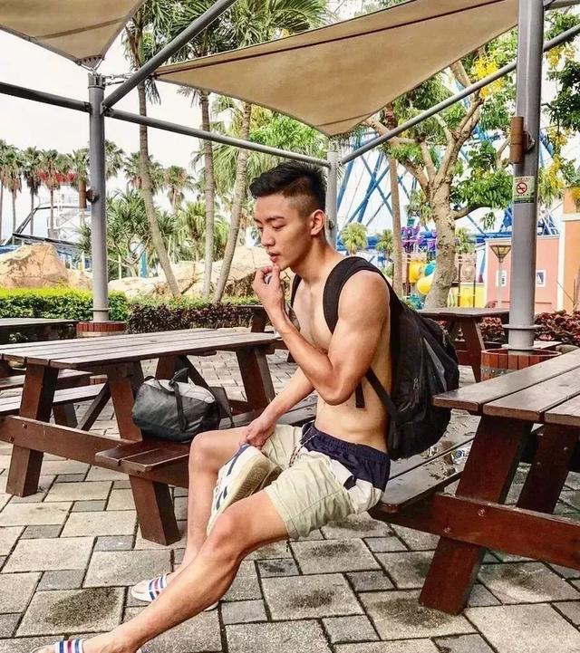 台大体育生校草,满屏荷尔蒙公狗腰吸睛撩粉