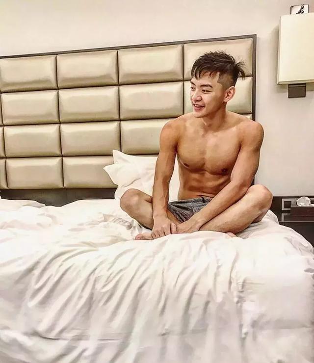 台大体育生校草,满屏荷尔蒙公狗腰吸睛撩粉