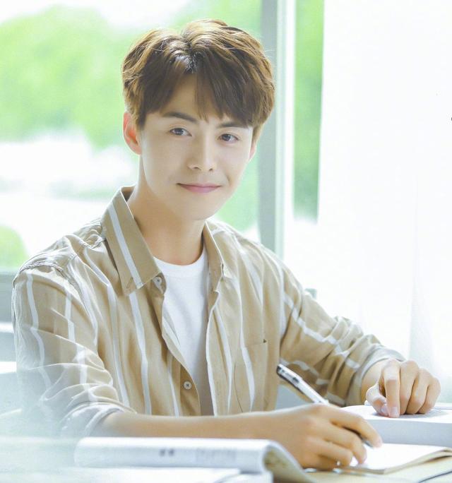 马天宇33岁还能演学生?私下穿搭简约帅气,剪寸头更看不出年纪了