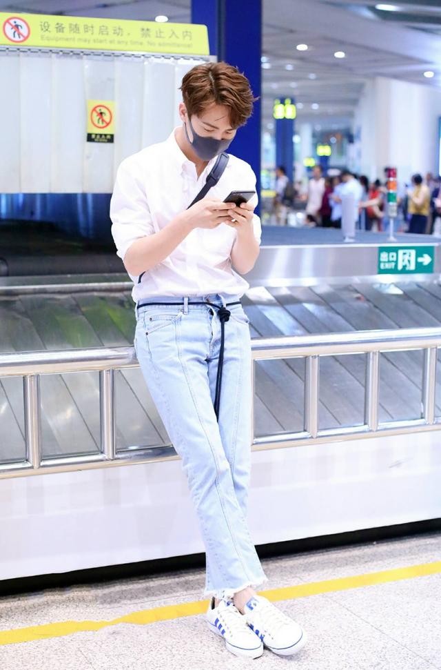 马天宇33岁还能演学生?私下穿搭简约帅气,剪寸头更看不出年纪了