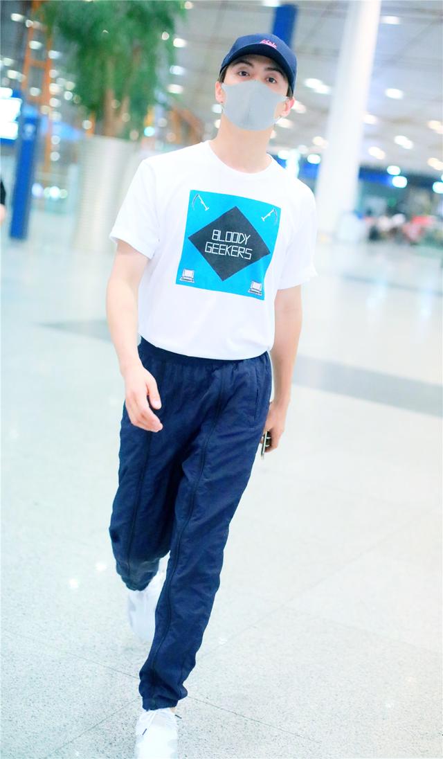 马天宇33岁还能演学生?私下穿搭简约帅气,剪寸头更看不出年纪了