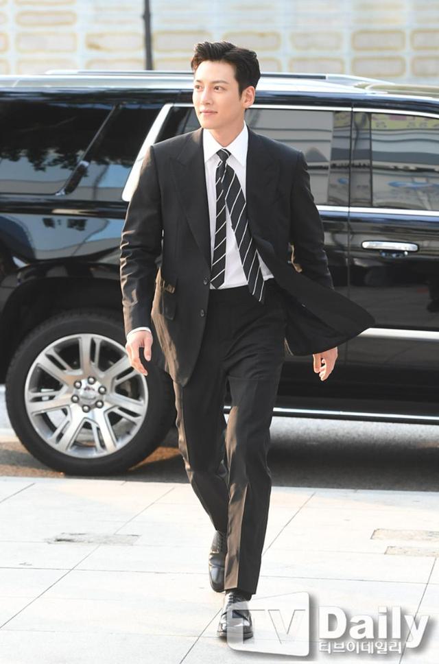 池昌旭出席品牌活动!好久不见的西装Look,真的非常帅气呢