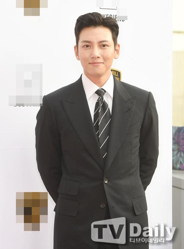 池昌旭出席品牌活动!好久不见的西装Look,真的非常帅气呢