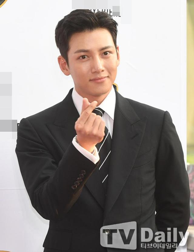 池昌旭出席品牌活动!好久不见的西装Look,真的非常帅气呢