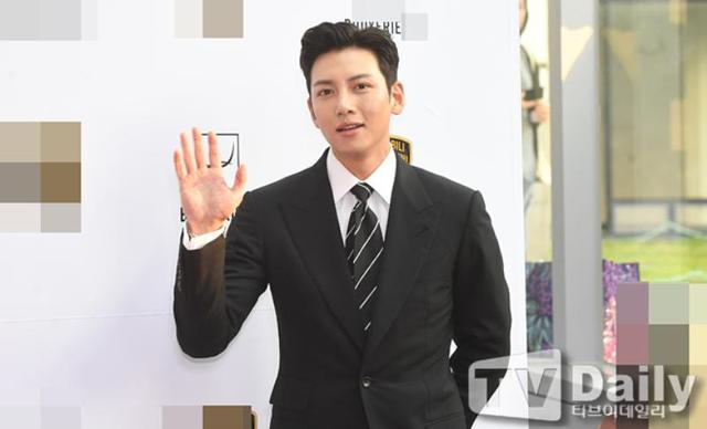 池昌旭出席品牌活动!好久不见的西装Look,真的非常帅气呢