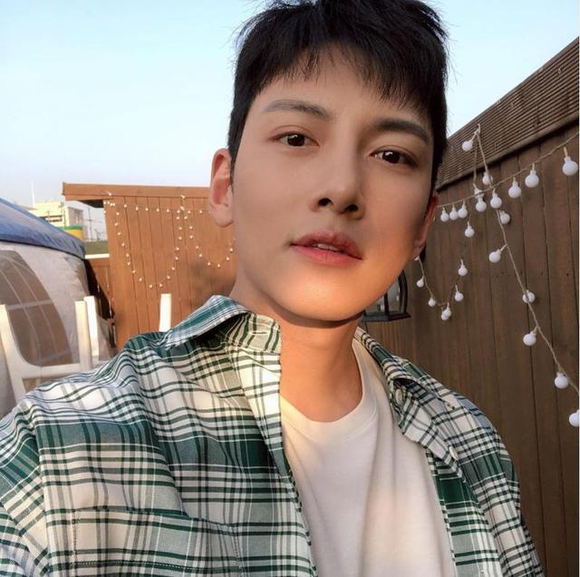 池昌旭出席品牌活动!好久不见的西装Look,真的非常帅气呢