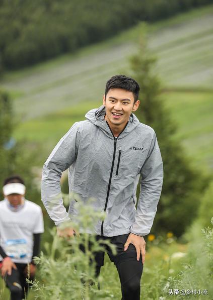 宁泽涛晒户外照:身穿防晒衣参加接力赛,又萌又帅的包包超可爱