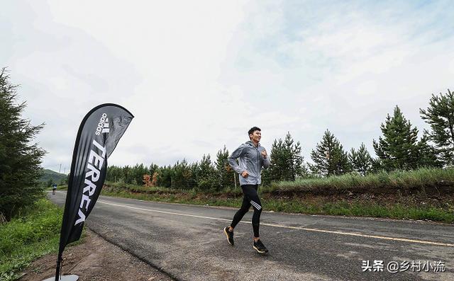 宁泽涛晒户外照:身穿防晒衣参加接力赛,又萌又帅的包包超可爱