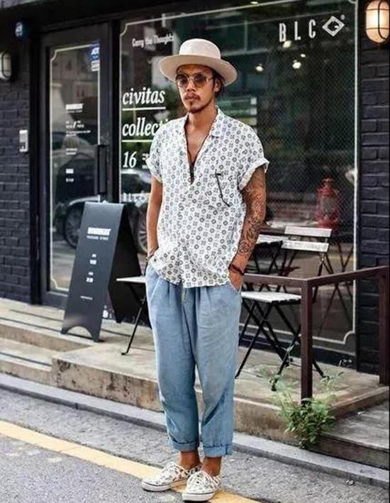 印花衬衫该怎么穿搭才能营造个性魅力?