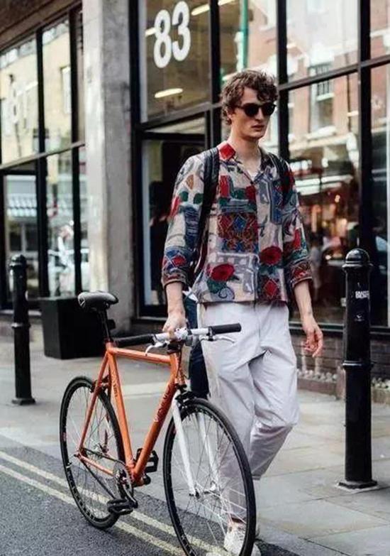 印花衬衫该怎么穿搭才能营造个性魅力?