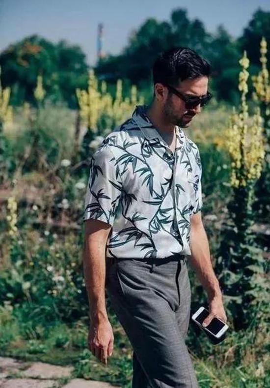 印花衬衫该怎么穿搭才能营造个性魅力?