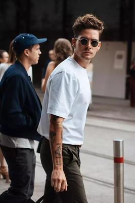 抢占夏日C位,先学好穿白T