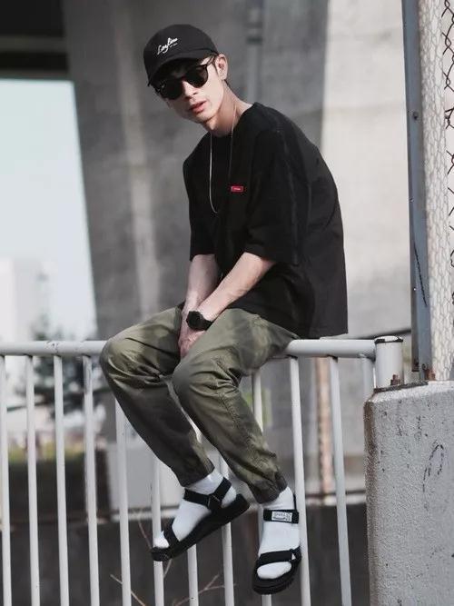 除了黑色裤子,这条绿色的也很值得入手