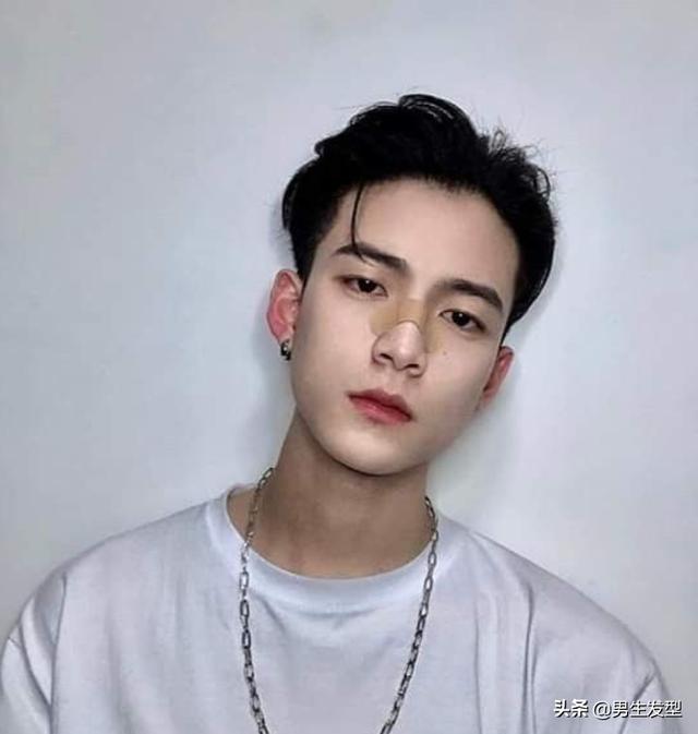 男生剪头发,别以为只有锅盖头,这4款发型,露出额头更帅气