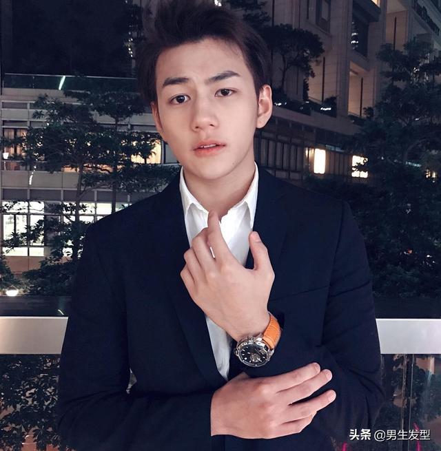 男生剪头发,别以为只有锅盖头,这4款发型,露出额头更帅气