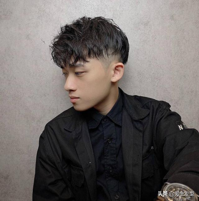 男生夏季流行“两边铲”发型,清爽又帅气,这四款很值得去剪