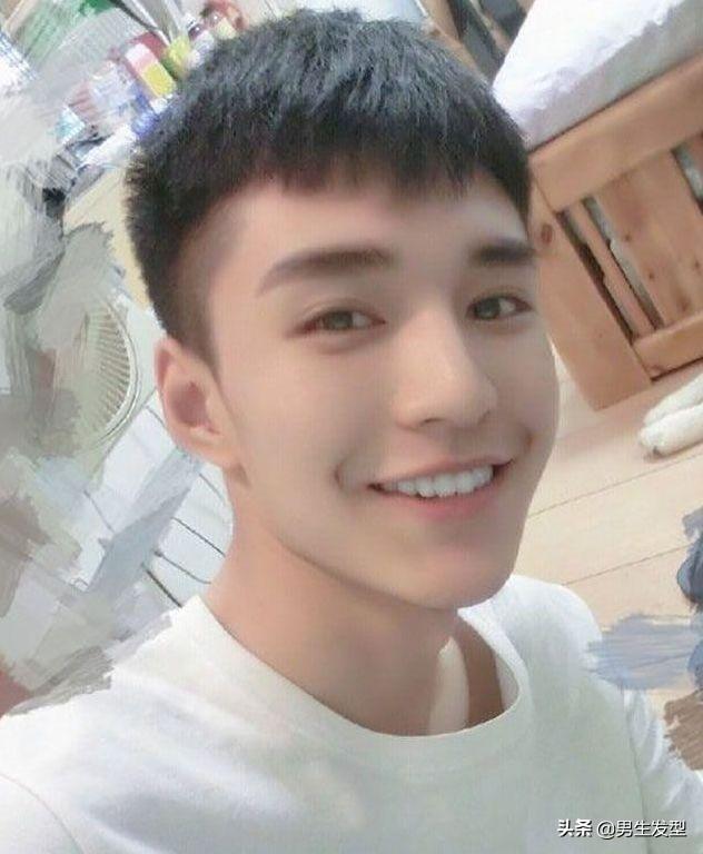 男生夏季流行“两边铲”发型,清爽又帅气,这四款很值得去剪