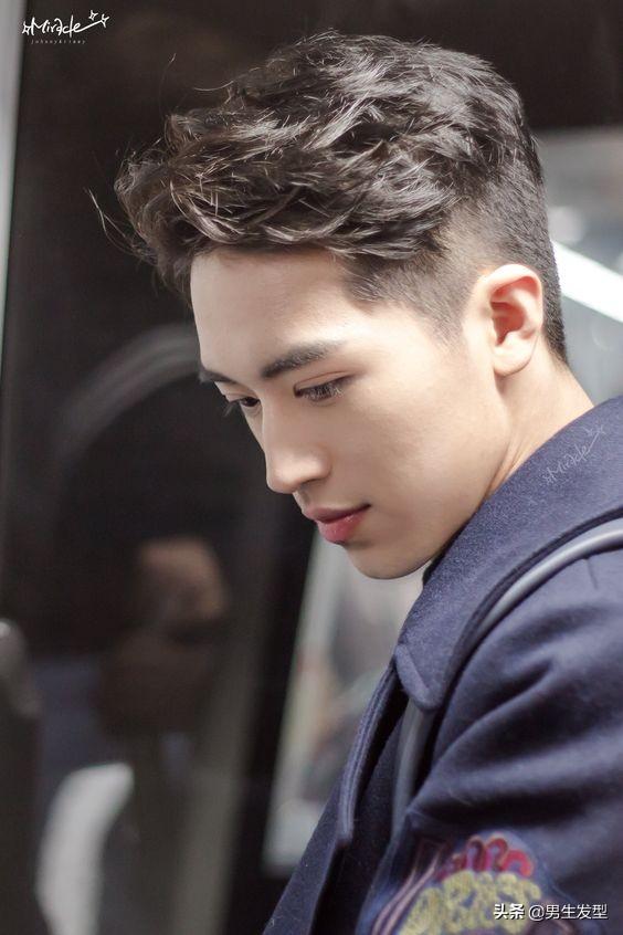 男生夏季流行“两边铲”发型,清爽又帅气,这四款很值得去剪