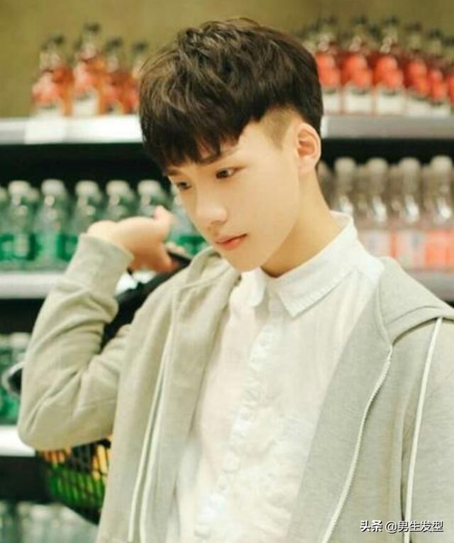 男生夏季流行“两边铲”发型,清爽又帅气,这四款很值得去剪