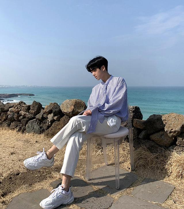 纯色衬衫太单调?条纹为你演绎夏日风情