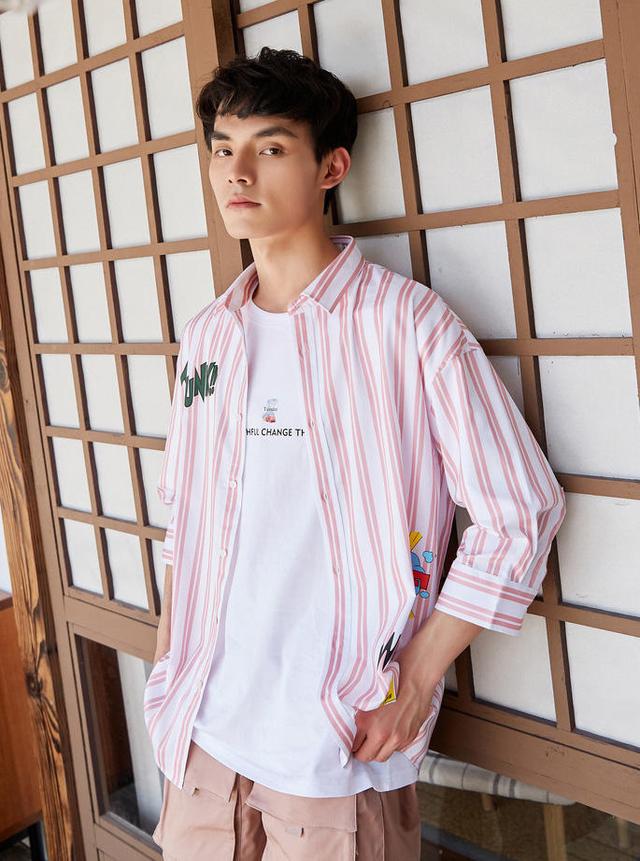 纯色衬衫太单调?条纹为你演绎夏日风情