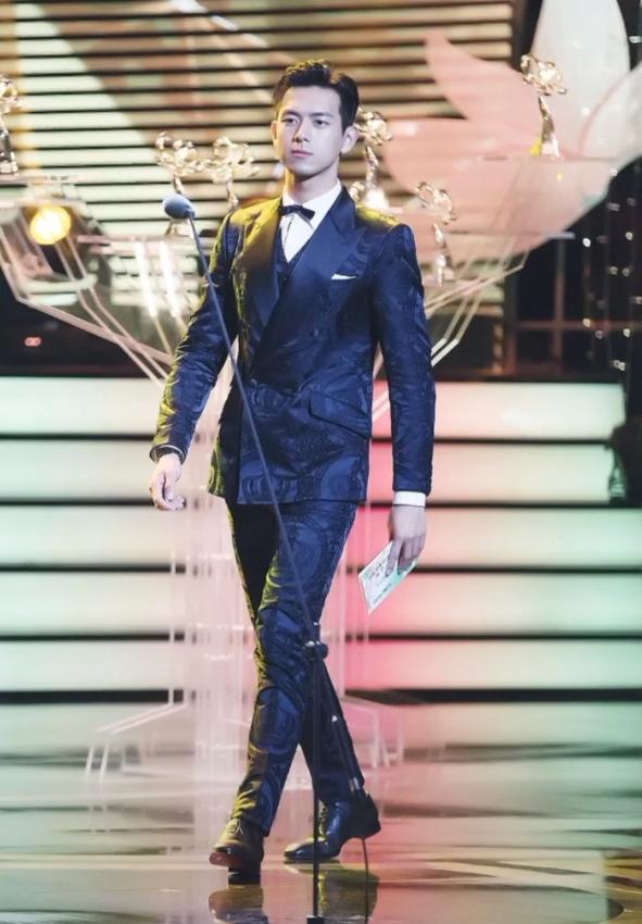 李现对自己太自信!穿3cm“高跟鞋”秀腿,却被嘴唇抢镜