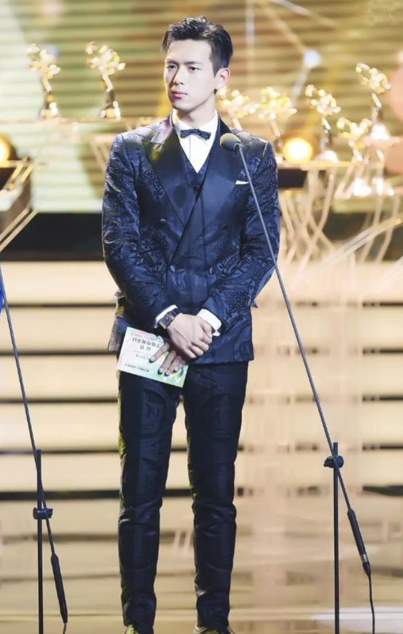 李现对自己太自信!穿3cm“高跟鞋”秀腿,却被嘴唇抢镜