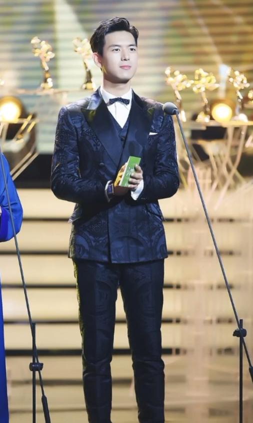 李现对自己太自信!穿3cm“高跟鞋”秀腿,却被嘴唇抢镜