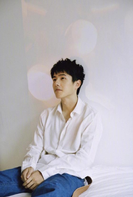 刘昊然简直是直男的穿衣模板!白色衬衫+牛仔裤干净清爽,帅帅的