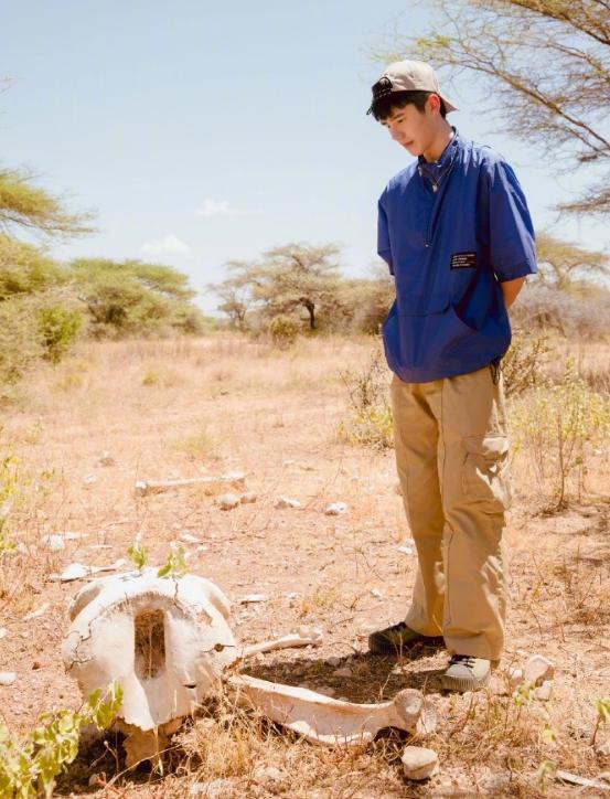 刘昊然简直是直男的穿衣模板!白色衬衫+牛仔裤干净清爽,帅帅的
