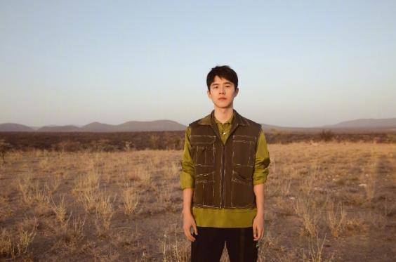 刘昊然简直是直男的穿衣模板!白色衬衫+牛仔裤干净清爽,帅帅的