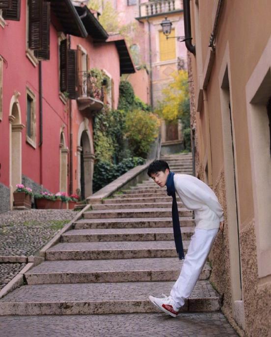 刘昊然简直是直男的穿衣模板!白色衬衫+牛仔裤干净清爽,帅帅的