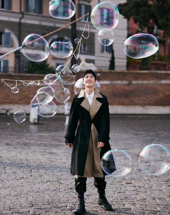 刘昊然简直是直男的穿衣模板!白色衬衫+牛仔裤干净清爽,帅帅的