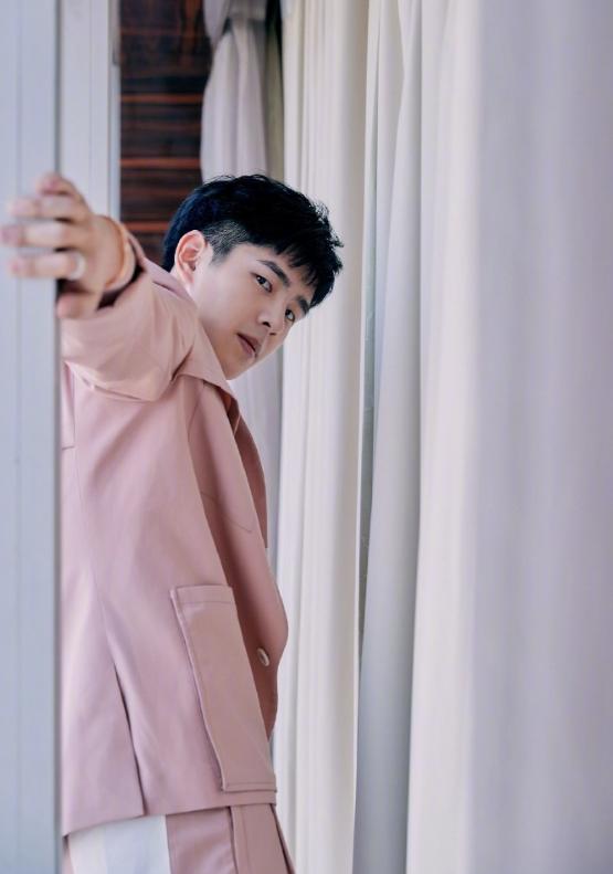 刘昊然简直是直男的穿衣模板!白色衬衫+牛仔裤干净清爽,帅帅的