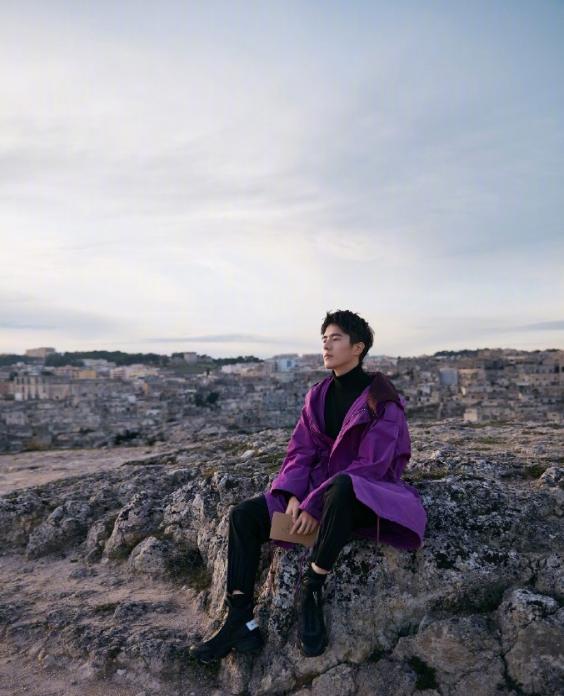 刘昊然简直是直男的穿衣模板!白色衬衫+牛仔裤干净清爽,帅帅的