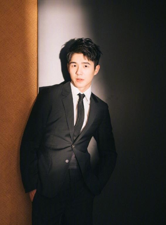 刘昊然简直是直男的穿衣模板!白色衬衫+牛仔裤干净清爽,帅帅的