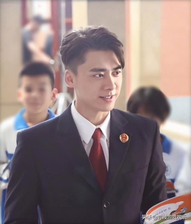 李易峰新剧来袭,穿检察官制服一身正气,网友:发胶是认真的吗?